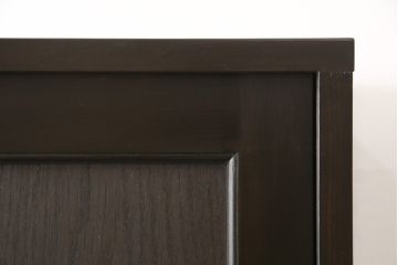 飾り棚を新規製作!上下段ともに棚板4枚を設け、引き違い戸は戸板を製作。取っ手にはアンティーク金具を使用。(キャビネット、食器棚、戸棚、収納棚、重ね戸棚)