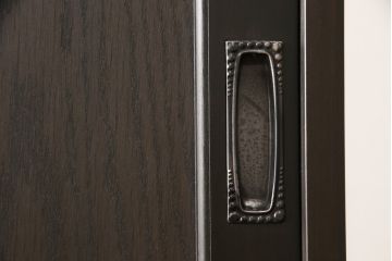 飾り棚を新規製作!上下段ともに棚板4枚を設け、引き違い戸は戸板を製作。取っ手にはアンティーク金具を使用。(キャビネット、食器棚、戸棚、収納棚、重ね戸棚)