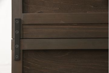 飾り棚を新規製作!上下段ともに棚板4枚を設け、引き違い戸は戸板を製作。取っ手にはアンティーク金具を使用。(キャビネット、食器棚、戸棚、収納棚、重ね戸棚)