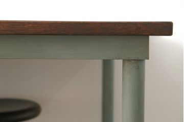 格納スツール8脚付きテーブルを新規製作!鉄脚は淡い青緑色にペイントし、ヴィンテージ感漂うレトロなデザインに仕上げ。(ダイニングテーブル、作業台)