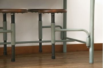 格納スツール8脚付きテーブルを新規製作!鉄脚は淡い青緑色にペイントし、ヴィンテージ感漂うレトロなデザインに仕上げ。(ダイニングテーブル、作業台)