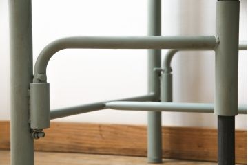 格納スツール8脚付きテーブルを新規製作!鉄脚は淡い青緑色にペイントし、ヴィンテージ感漂うレトロなデザインに仕上げ。(ダイニングテーブル、作業台)