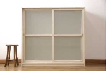 収納棚を新規製作!当店オーダー家具を参考に、ご希望サイズで製作。すりガラス入りの引き戸仕様で、背面はカウンター仕上げ。塗装はエイジング加工でアンティークホワイトにペイント。(戸棚、キャビネット、カウンター、サイドボード)
