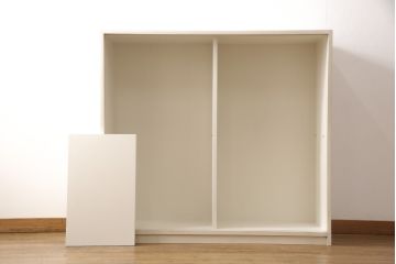 収納棚を新規製作!当店オーダー家具を参考に、ご希望サイズで製作。すりガラス入りの引き戸仕様で、背面はカウンター仕上げ。塗装はエイジング加工でアンティークホワイトにペイント。(戸棚、キャビネット、カウンター、サイドボード)
