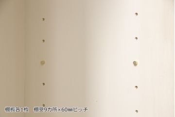 収納棚を新規製作!当店オーダー家具を参考に、ご希望サイズで製作。すりガラス入りの引き戸仕様で、背面はカウンター仕上げ。塗装はエイジング加工でアンティークホワイトにペイント。(戸棚、キャビネット、カウンター、サイドボード)