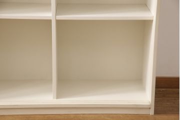 収納棚を新規製作!当店オーダー家具を参考に、ご希望サイズで製作。すりガラス入りの引き戸仕様で、背面はカウンター仕上げ。塗装はエイジング加工でアンティークホワイトにペイント。(戸棚、キャビネット、カウンター、サイドボード)