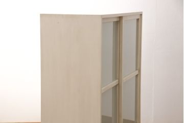 収納棚を新規製作!当店オーダー家具を参考に、ご希望サイズで製作。すりガラス入りの引き戸仕様で、背面はカウンター仕上げ。塗装はエイジング加工でアンティークホワイトにペイント。(戸棚、キャビネット、カウンター、サイドボード)