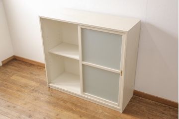 収納棚を新規製作!当店オーダー家具を参考に、ご希望サイズで製作。すりガラス入りの引き戸仕様で、背面はカウンター仕上げ。塗装はエイジング加工でアンティークホワイトにペイント。(戸棚、キャビネット、カウンター、サイドボード)