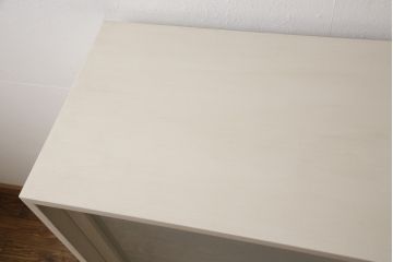 収納棚を新規製作!当店オーダー家具を参考に、ご希望サイズで製作。すりガラス入りの引き戸仕様で、背面はカウンター仕上げ。塗装はエイジング加工でアンティークホワイトにペイント。(戸棚、キャビネット、カウンター、サイドボード)