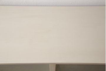 収納棚を新規製作!当店オーダー家具を参考に、ご希望サイズで製作。すりガラス入りの引き戸仕様で、背面はカウンター仕上げ。塗装はエイジング加工でアンティークホワイトにペイント。(戸棚、キャビネット、カウンター、サイドボード)