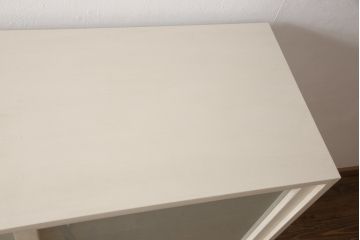 収納棚を新規製作!当店オーダー家具を参考に、ご希望サイズで製作。すりガラス入りの引き戸仕様で、背面はカウンター仕上げ。塗装はエイジング加工でアンティークホワイトにペイント。(戸棚、キャビネット、カウンター、サイドボード)