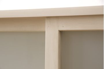 収納棚を新規製作!当店オーダー家具を参考に、ご希望サイズで製作。すりガラス入りの引き戸仕様で、背面はカウンター仕上げ。塗装はエイジング加工でアンティークホワイトにペイント。(戸棚、キャビネット、カウンター、サイドボード)