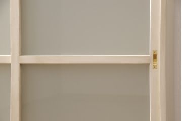 収納棚を新規製作!当店オーダー家具を参考に、ご希望サイズで製作。すりガラス入りの引き戸仕様で、背面はカウンター仕上げ。塗装はエイジング加工でアンティークホワイトにペイント。(戸棚、キャビネット、カウンター、サイドボード)