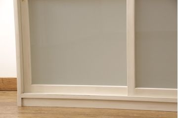 収納棚を新規製作!当店オーダー家具を参考に、ご希望サイズで製作。すりガラス入りの引き戸仕様で、背面はカウンター仕上げ。塗装はエイジング加工でアンティークホワイトにペイント。(戸棚、キャビネット、カウンター、サイドボード)