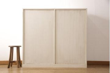 収納棚を新規製作!当店オーダー家具を参考に、ご希望サイズで製作。すりガラス入りの引き戸仕様で、背面はカウンター仕上げ。塗装はエイジング加工でアンティークホワイトにペイント。(戸棚、キャビネット、カウンター、サイドボード)