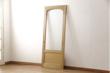 アーチデザインの引き戸を新規製作!クリアガラス、引手金具を取付け、エイジング加工も施し、本体は参考商品に近しい色味でワックス仕上げ。(ガラス戸、建具)