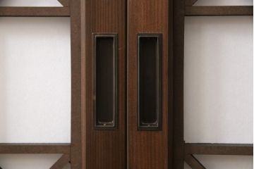 組子障子戸4枚×2セットを新規製作!当店のオーダー建具を参考にご希望のサイズで障子戸を製作。引手を取り付け、プラスチック障子紙を新たに張り、当店商品を参考に着色。(引き戸、建具)