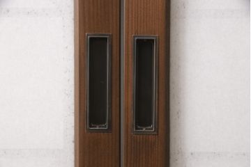 組子障子戸4枚×2セットを新規製作!当店のオーダー建具を参考にご希望のサイズで障子戸を製作。引手を取り付け、プラスチック障子紙を新たに張り、当店商品を参考に着色。(引き戸、建具)