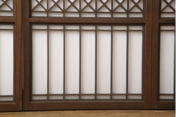 組子障子戸4枚×2セットを新規製作!当店のオーダー建具を参考にご希望のサイズで障子戸を製作。引手を取り付け、プラスチック障子紙を新たに張り、当店商品を参考に着色。(引き戸、建具)