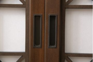 組子障子戸4枚×2セットを新規製作!当店のオーダー建具を参考にご希望のサイズで障子戸を製作。引手を取り付け、プラスチック障子紙を新たに張り、当店商品を参考に着色。(引き戸、建具)