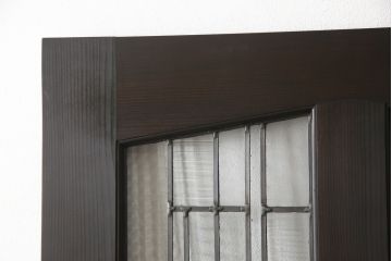 ステンドグラス入り上吊り引き戸を新規製作!当店オーダー家具を参考にステンド部を製作。吊り戸仕様への加工、真鍮引手金具を取り付け。色味は当店商品を参考に着色。(建具、ガラス戸)