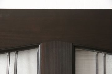 ステンドグラス入り上吊り引き戸を新規製作!当店オーダー家具を参考にステンド部を製作。吊り戸仕様への加工、真鍮引手金具を取り付け。色味は当店商品を参考に着色。(建具、ガラス戸)