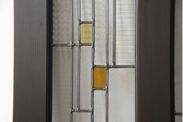 ステンドグラス入り上吊り引き戸を新規製作!当店オーダー家具を参考にステンド部を製作。吊り戸仕様への加工、真鍮引手金具を取り付け。色味は当店商品を参考に着色。(建具、ガラス戸)
