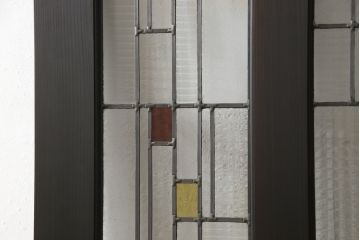 ステンドグラス入り上吊り引き戸を新規製作!当店オーダー家具を参考にステンド部を製作。吊り戸仕様への加工、真鍮引手金具を取り付け。色味は当店商品を参考に着色。(建具、ガラス戸)
