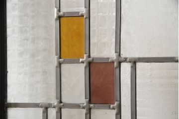 ステンドグラス入り上吊り引き戸を新規製作!当店オーダー家具を参考にステンド部を製作。吊り戸仕様への加工、真鍮引手金具を取り付け。色味は当店商品を参考に着色。(建具、ガラス戸)