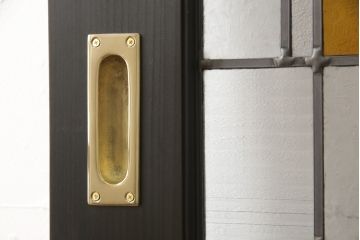ステンドグラス入り上吊り引き戸を新規製作!当店オーダー家具を参考にステンド部を製作。吊り戸仕様への加工、真鍮引手金具を取り付け。色味は当店商品を参考に着色。(建具、ガラス戸)
