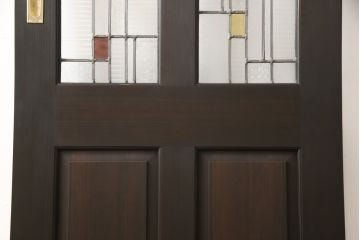 ステンドグラス入り上吊り引き戸を新規製作!当店オーダー家具を参考にステンド部を製作。吊り戸仕様への加工、真鍮引手金具を取り付け。色味は当店商品を参考に着色。(建具、ガラス戸)