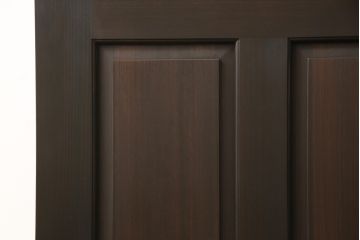 ステンドグラス入り上吊り引き戸を新規製作!当店オーダー家具を参考にステンド部を製作。吊り戸仕様への加工、真鍮引手金具を取り付け。色味は当店商品を参考に着色。(建具、ガラス戸)