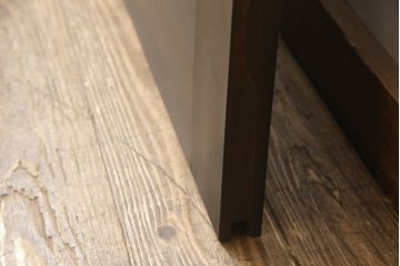 ステンドグラス入り上吊り引き戸を新規製作!当店オーダー家具を参考にステンド部を製作。吊り戸仕様への加工、真鍮引手金具を取り付け。色味は当店商品を参考に着色。(建具、ガラス戸)