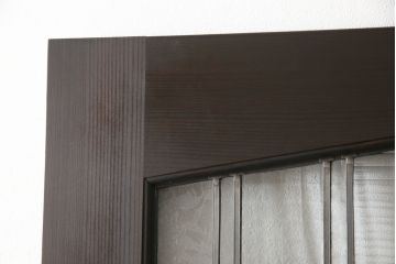 ステンドグラス入り上吊り引き戸を新規製作!当店オーダー家具を参考にステンド部を製作。吊り戸仕様への加工、真鍮引手金具を取り付け。色味は当店商品を参考に着色。(建具、ガラス戸)