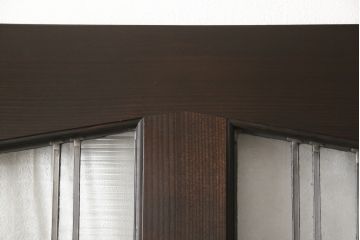 ステンドグラス入り上吊り引き戸を新規製作!当店オーダー家具を参考にステンド部を製作。吊り戸仕様への加工、真鍮引手金具を取り付け。色味は当店商品を参考に着色。(建具、ガラス戸)