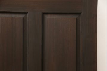 ステンドグラス入り上吊り引き戸を新規製作!当店オーダー家具を参考にステンド部を製作。吊り戸仕様への加工、真鍮引手金具を取り付け。色味は当店商品を参考に着色。(建具、ガラス戸)