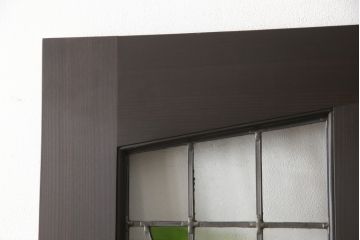ステンドグラス入りの上吊り引き戸を新規製作!当店オーダー家具のデザインを参考にステンドグラスを製作。吊り戸仕様への加工、真鍮引手金具を取り付け。色味は当店商品を参考に着色。(建具、ガラス戸)