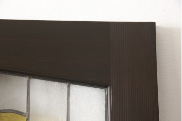 ステンドグラス入りの上吊り引き戸を新規製作!当店オーダー家具のデザインを参考にステンドグラスを製作。吊り戸仕様への加工、真鍮引手金具を取り付け。色味は当店商品を参考に着色。(建具、ガラス戸)