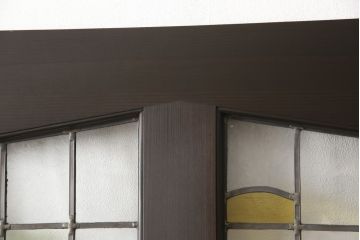 ステンドグラス入りの上吊り引き戸を新規製作!当店オーダー家具のデザインを参考にステンドグラスを製作。吊り戸仕様への加工、真鍮引手金具を取り付け。色味は当店商品を参考に着色。(建具、ガラス戸)