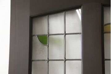ステンドグラス入りの上吊り引き戸を新規製作!当店オーダー家具のデザインを参考にステンドグラスを製作。吊り戸仕様への加工、真鍮引手金具を取り付け。色味は当店商品を参考に着色。(建具、ガラス戸)