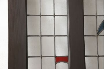 ステンドグラス入りの上吊り引き戸を新規製作!当店オーダー家具のデザインを参考にステンドグラスを製作。吊り戸仕様への加工、真鍮引手金具を取り付け。色味は当店商品を参考に着色。(建具、ガラス戸)