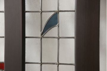 ステンドグラス入りの上吊り引き戸を新規製作!当店オーダー家具のデザインを参考にステンドグラスを製作。吊り戸仕様への加工、真鍮引手金具を取り付け。色味は当店商品を参考に着色。(建具、ガラス戸)
