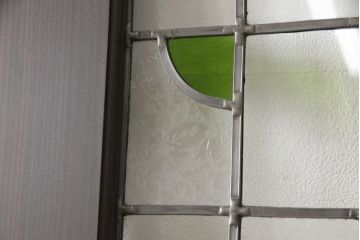 ステンドグラス入りの上吊り引き戸を新規製作!当店オーダー家具のデザインを参考にステンドグラスを製作。吊り戸仕様への加工、真鍮引手金具を取り付け。色味は当店商品を参考に着色。(建具、ガラス戸)