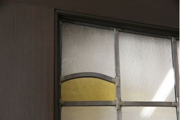 ステンドグラス入りの上吊り引き戸を新規製作!当店オーダー家具のデザインを参考にステンドグラスを製作。吊り戸仕様への加工、真鍮引手金具を取り付け。色味は当店商品を参考に着色。(建具、ガラス戸)
