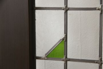 ステンドグラス入りの上吊り引き戸を新規製作!当店オーダー家具のデザインを参考にステンドグラスを製作。吊り戸仕様への加工、真鍮引手金具を取り付け。色味は当店商品を参考に着色。(建具、ガラス戸)
