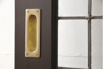 ステンドグラス入りの上吊り引き戸を新規製作!当店オーダー家具のデザインを参考にステンドグラスを製作。吊り戸仕様への加工、真鍮引手金具を取り付け。色味は当店商品を参考に着色。(建具、ガラス戸)