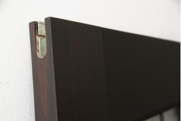 ステンドグラス入りの上吊り引き戸を新規製作!当店オーダー家具のデザインを参考にステンドグラスを製作。吊り戸仕様への加工、真鍮引手金具を取り付け。色味は当店商品を参考に着色。(建具、ガラス戸)