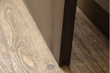 ステンドグラス入りの上吊り引き戸を新規製作!当店オーダー家具のデザインを参考にステンドグラスを製作。吊り戸仕様への加工、真鍮引手金具を取り付け。色味は当店商品を参考に着色。(建具、ガラス戸)