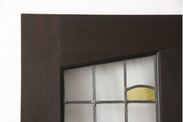 ステンドグラス入りの上吊り引き戸を新規製作!当店オーダー家具のデザインを参考にステンドグラスを製作。吊り戸仕様への加工、真鍮引手金具を取り付け。色味は当店商品を参考に着色。(建具、ガラス戸)