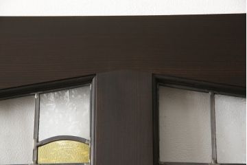 ステンドグラス入りの上吊り引き戸を新規製作!当店オーダー家具のデザインを参考にステンドグラスを製作。吊り戸仕様への加工、真鍮引手金具を取り付け。色味は当店商品を参考に着色。(建具、ガラス戸)